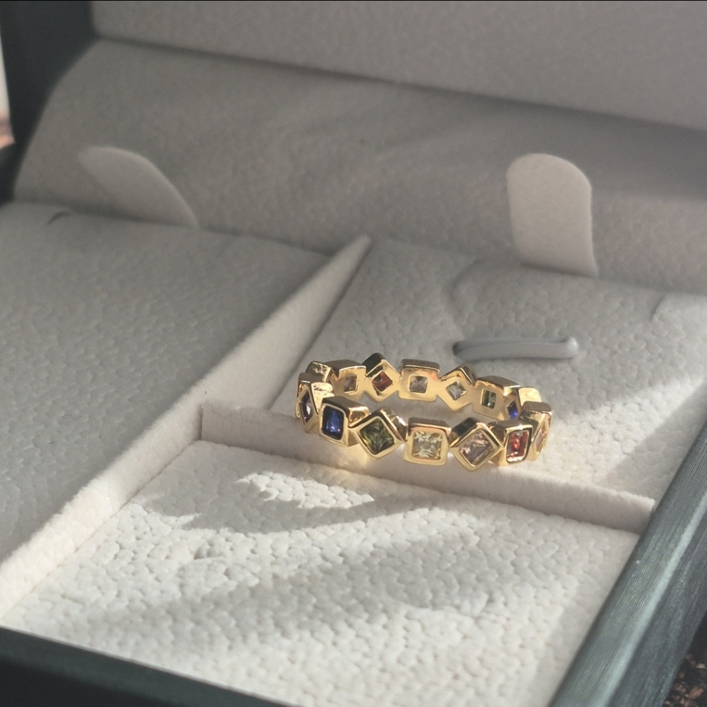 Elegant Gold Ring Size 7 - Picture 4 of 5
